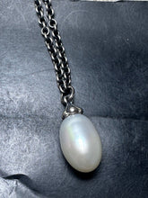 Load image into Gallery viewer, 1-14 Trollbeads 70 cm Pearl Fantasy Necklace Rod 1
