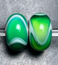 Load image into Gallery viewer, 8-2 Trollbeads Mixed Green Armadillo
